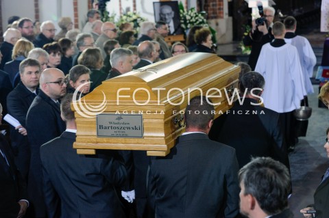  04.05.2015 WARSZAWA <br />POGRZEB WLADYSLAWA BARTOSZEWSKIEGO<br />N/Z WNIESIENIE TRUMNY<br /> 