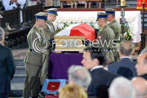  04.05.2015 WARSZAWA <br />POGRZEB WLADYSLAWA BARTOSZEWSKIEGO<br />N/Z WARTA HONOROWA PRZY TRUMNIE<br /> 