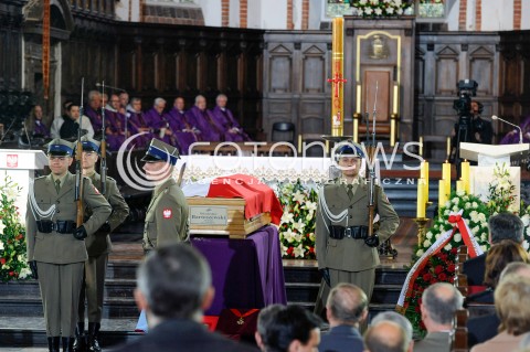  04.05.2015 WARSZAWA <br />POGRZEB WLADYSLAWA BARTOSZEWSKIEGO<br />N/Z WARTA HONOROWA PRZY TRUMNIE<br /> 