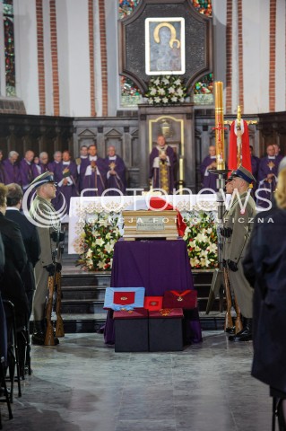  04.05.2015 WARSZAWA <br />POGRZEB WLADYSLAWA BARTOSZEWSKIEGO<br />N/Z WARTA HONOROWA PRZY TRUMNIE<br /> 