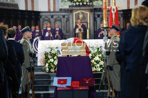  04.05.2015 WARSZAWA <br />POGRZEB WLADYSLAWA BARTOSZEWSKIEGO<br />N/Z WARTA HONOROWA PRZY TRUMNIE<br /> 