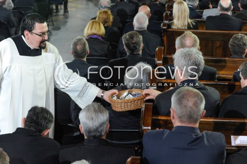  04.05.2015 WARSZAWA <br />POGRZEB WLADYSLAWA BARTOSZEWSKIEGO<br />N/Z WIERNY WRZUCA PIENIADZE NA TACE<br /> 