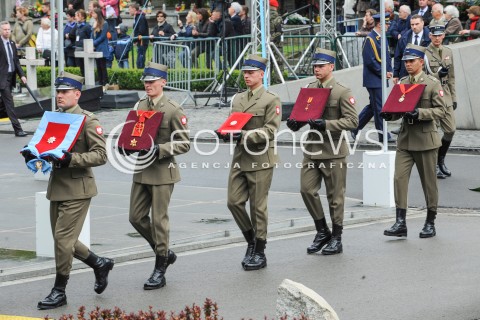  04.05.2015 WARSZAWA CMENTARZ WOJSKOWY NA POWAZKACH<br />POZEGNANIE WLADYSLAWA BARTOSZEWSKIEGO<br />N/Z ODZNACZENIA<br /> 