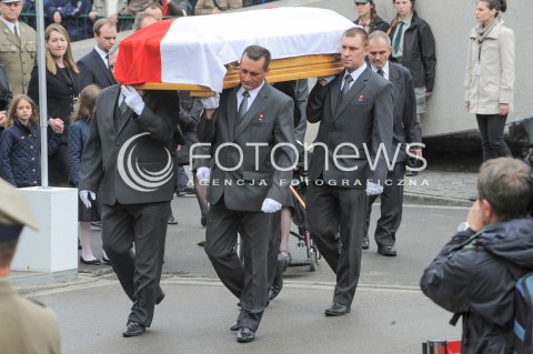  04.05.2015 WARSZAWA CMENTARZ WOJSKOWY NA POWAZKACH<br />POZEGNANIE WLADYSLAWA BARTOSZEWSKIEGO<br />N/Z TRUMNA<br /> 
