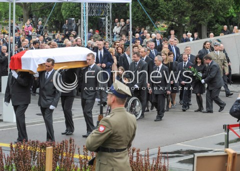  04.05.2015 WARSZAWA CMENTARZ WOJSKOWY NA POWAZKACH<br />POZEGNANIE WLADYSLAWA BARTOSZEWSKIEGO<br />N/Z TRUMNA<br /> 
