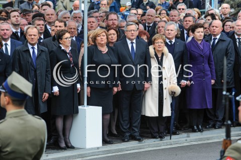  04.05.2015 WARSZAWA CMENTARZ WOJSKOWY NA POWAZKACH<br />POZEGNANIE WLADYSLAWA BARTOSZEWSKIEGO<br />N/Z DONALD TUSK PREMIER EWA KOPACZ ANNA KOMOROWSKA PREZYDENT RP BRONISLAW KOMOROWSKI ALEKSANDER KWASNIEWSKI HANNA GRONKIEWICZ WALTZ<br /> 