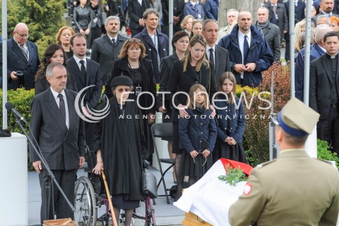  04.05.2015 WARSZAWA CMENTARZ WOJSKOWY NA POWAZKACH<br />POZEGNANIE WLADYSLAWA BARTOSZEWSKIEGO<br />N/Z RODZINA ZMARLEGO ZONA<br /> 