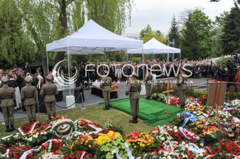  04.05.2015 WARSZAWA CMENTARZ WOJSKOWY NA POWAZKACH<br />POZEGNANIE WLADYSLAWA BARTOSZEWSKIEGO<br />N/Z MIEJSCE POCHOWKU<br /> 