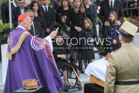  04.05.2015 WARSZAWA CMENTARZ WOJSKOWY NA POWAZKACH<br />POZEGNANIE WLADYSLAWA BARTOSZEWSKIEGO<br />N/Z DUCHOWNY BISKUP KAZIMIERZ NYCZ<br /> 