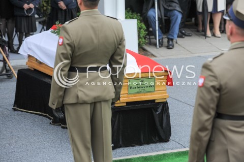  04.05.2015 WARSZAWA CMENTARZ WOJSKOWY NA POWAZKACH<br />POZEGNANIE WLADYSLAWA BARTOSZEWSKIEGO<br />N/Z TRUMNA<br /> 