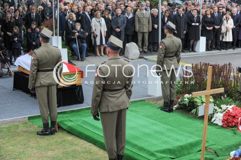  04.05.2015 WARSZAWA CMENTARZ WOJSKOWY NA POWAZKACH<br />POZEGNANIE WLADYSLAWA BARTOSZEWSKIEGO<br />N/Z TRUMNA<br /> 