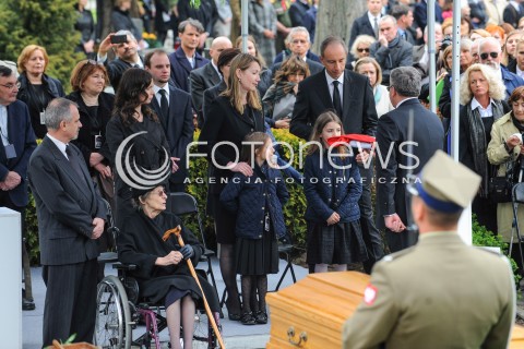  04.05.2015 WARSZAWA CMENTARZ WOJSKOWY NA POWAZKACH<br />POZEGNANIE WLADYSLAWA BARTOSZEWSKIEGO<br />N/Z RODZINA ZMARLEGO PREZYDENT RP BRONISLAW KOMOROWSKI<br /> 