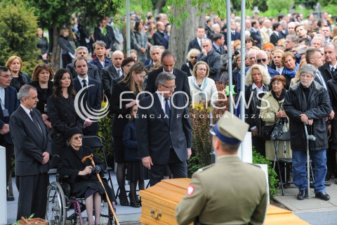  04.05.2015 WARSZAWA CMENTARZ WOJSKOWY NA POWAZKACH<br />POZEGNANIE WLADYSLAWA BARTOSZEWSKIEGO<br />N/Z RODZINA ZMARLEGO PREZYDENT RP BRONISLAW KOMOROWSKI<br /> 