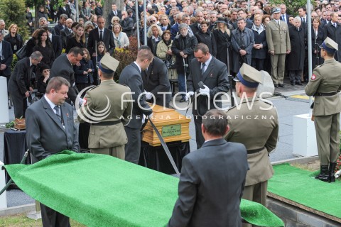  04.05.2015 WARSZAWA CMENTARZ WOJSKOWY NA POWAZKACH<br />POZEGNANIE WLADYSLAWA BARTOSZEWSKIEGO<br />N/Z TRUMNA<br /> 