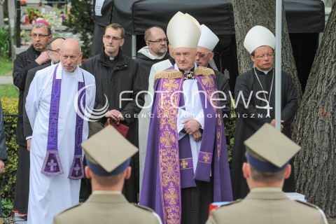  04.05.2015 WARSZAWA CMENTARZ WOJSKOWY NA POWAZKACH<br />POZEGNANIE WLADYSLAWA BARTOSZEWSKIEGO<br />N/Z DUCHOWNI BISKUP KAZIMIERZ NYCZ<br /> 