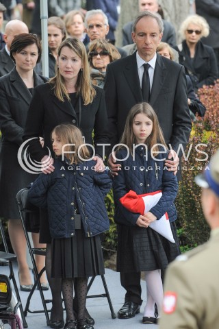  04.05.2015 WARSZAWA CMENTARZ WOJSKOWY NA POWAZKACH<br />POZEGNANIE WLADYSLAWA BARTOSZEWSKIEGO<br />N/Z RODZINA ZMARLEGO<br /> 