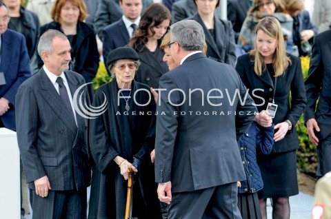  04.05.2015 WARSZAWA CMENTARZ WOJSKOWY NA POWAZKACH<br />POZEGNANIE WLADYSLAWA BARTOSZEWSKIEGO<br />N/Z ZONA ZMARLEGO RODZINA PREZYDENT RP BRONISLAW KOMOROWSKI<br /> 