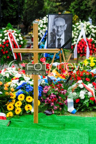  04.05.2015 WARSZAWA CMENTARZ WOJSKOWY NA POWAZKACH<br />POZEGNANIE WLADYSLAWA BARTOSZEWSKIEGO<br />N/Z GROB<br /> 