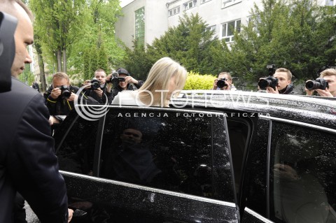  10.05.2015 WARSZAWA <br />GLOSOWANIE KANDYDATKI NA PREZYDENTA SLD MAGDALENY OGOREK W SZKOLE PODSTAWOWEJ NR 70<br />N/Z MAGDALENA OGOREK SAMOCHOD LIMUZYNA<br /> 