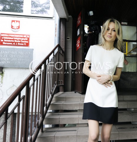  10.05.2015 WARSZAWA <br />GLOSOWANIE KANDYDATKI NA PREZYDENTA SLD MAGDALENY OGOREK W SZKOLE PODSTAWOWEJ NR 70<br />N/Z MAGDALENA OGOREK<br /> 