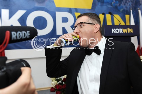  10.05.2014 WARSZAWA<br />WIECZOR WYBORCZY JANUSZA KORWINA MIKKE W WARSZAWIE<br />N/Z PRZEMYSLAW WIPLER NAPOJ PUSZKA ORANZADA KORWIN<br /> 