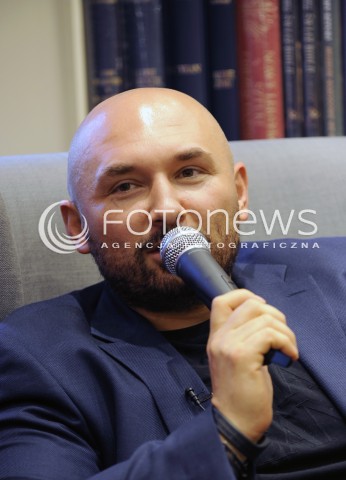  11.04.2015 WARSZAWA <br />PATRYK VEGA W KSIEGARNI MATRAS<br />N/Z PATRYK VEGA<br /> 