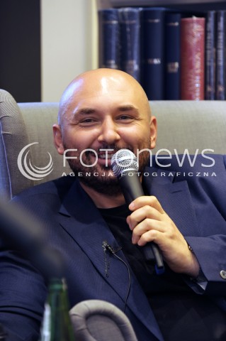  11.04.2015 WARSZAWA <br />PATRYK VEGA W KSIEGARNI MATRAS<br />N/Z PATRYK VEGA<br /> 