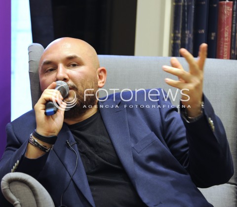  11.04.2015 WARSZAWA <br />PATRYK VEGA W KSIEGARNI MATRAS<br />N/Z PATRYK VEGA<br /> 