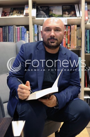  11.04.2015 WARSZAWA <br />PATRYK VEGA W KSIEGARNI MATRAS<br />N/Z PATRYK VEGA<br /> 