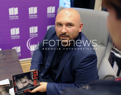  11.04.2015 WARSZAWA <br />PATRYK VEGA W KSIEGARNI MATRAS<br />N/Z PATRYK VEGA<br /> 