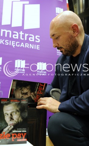  11.04.2015 WARSZAWA <br />PATRYK VEGA W KSIEGARNI MATRAS<br />N/Z PATRYK VEGA<br /> 