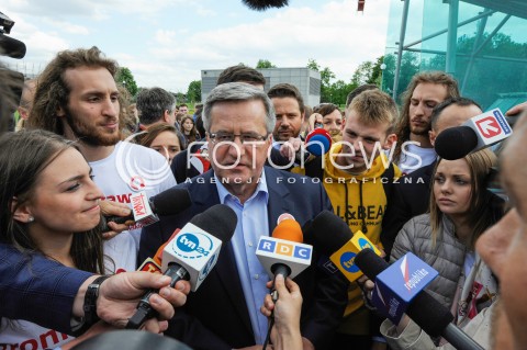  13.05.2015 WARSZAWA <br />SPACER BRONISLAWA KOMOROWSKIEGO PO WARSZAWIE<br />N/Z PREZYDENT RP BRONISLAW KOMOROWSKI<br /> 
