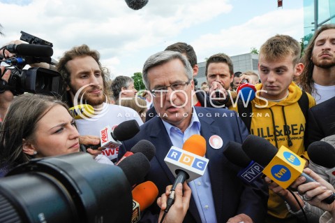  13.05.2015 WARSZAWA <br />SPACER BRONISLAWA KOMOROWSKIEGO PO WARSZAWIE<br />N/Z PREZYDENT RP BRONISLAW KOMOROWSKI<br /> 