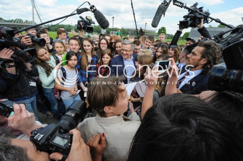  13.05.2015 WARSZAWA <br />SPACER BRONISLAWA KOMOROWSKIEGO PO WARSZAWIE<br />N/Z PREZYDENT RP BRONISLAW KOMOROWSKI<br /> 