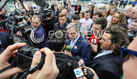  13.05.2015 WARSZAWA <br />SPACER BRONISLAWA KOMOROWSKIEGO PO WARSZAWIE<br />N/Z PREZYDENT RP BRONISLAW KOMOROWSKI<br /> 