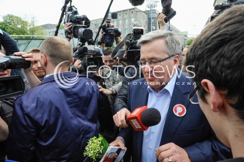  13.05.2015 WARSZAWA <br />SPACER BRONISLAWA KOMOROWSKIEGO PO WARSZAWIE<br />N/Z PREZYDENT RP BRONISLAW KOMOROWSKI<br /> 