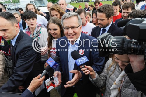  13.05.2015 WARSZAWA <br />SPACER BRONISLAWA KOMOROWSKIEGO PO WARSZAWIE<br />N/Z PREZYDENT RP BRONISLAW KOMOROWSKI<br /> 