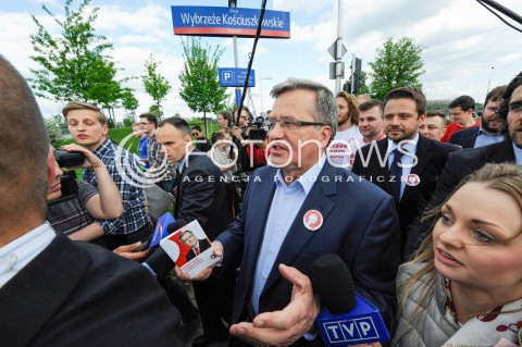  13.05.2015 WARSZAWA <br />SPACER BRONISLAWA KOMOROWSKIEGO PO WARSZAWIE<br />N/Z PREZYDENT RP BRONISLAW KOMOROWSKI<br /> 