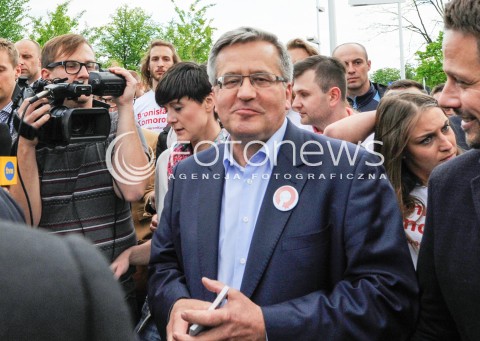  13.05.2015 WARSZAWA <br />SPACER BRONISLAWA KOMOROWSKIEGO PO WARSZAWIE<br />N/Z PREZYDENT RP BRONISLAW KOMOROWSKI<br /> 