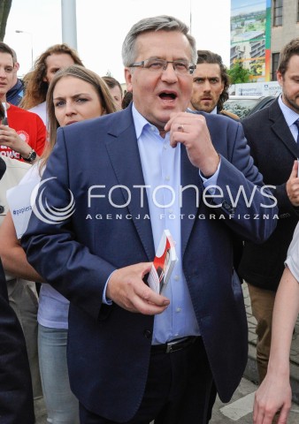  13.05.2015 WARSZAWA <br />SPACER BRONISLAWA KOMOROWSKIEGO PO WARSZAWIE<br />N/Z PREZYDENT RP BRONISLAW KOMOROWSKI<br /> 