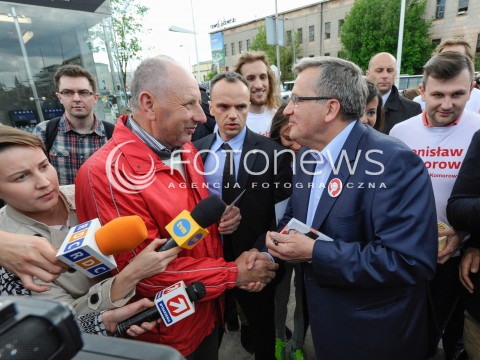  13.05.2015 WARSZAWA <br />SPACER BRONISLAWA KOMOROWSKIEGO PO WARSZAWIE<br />N/Z PREZYDENT RP BRONISLAW KOMOROWSKI<br /> 