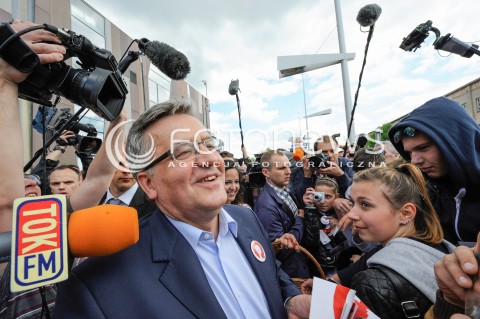  13.05.2015 WARSZAWA <br />SPACER BRONISLAWA KOMOROWSKIEGO PO WARSZAWIE<br />N/Z PREZYDENT RP BRONISLAW KOMOROWSKI<br /> 