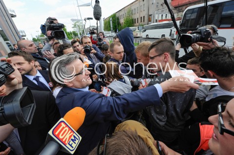  13.05.2015 WARSZAWA <br />SPACER BRONISLAWA KOMOROWSKIEGO PO WARSZAWIE<br />N/Z PREZYDENT RP BRONISLAW KOMOROWSKI<br /> 