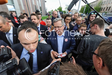  13.05.2015 WARSZAWA <br />SPACER BRONISLAWA KOMOROWSKIEGO PO WARSZAWIE<br />N/Z PREZYDENT RP BRONISLAW KOMOROWSKI<br /> 