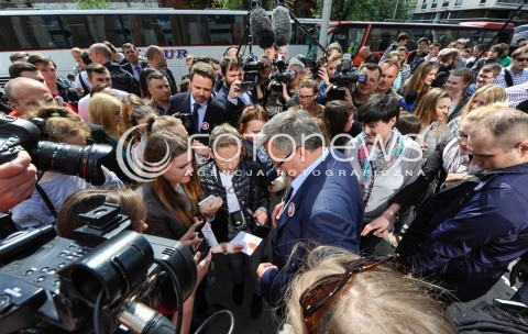  13.05.2015 WARSZAWA <br />SPACER BRONISLAWA KOMOROWSKIEGO PO WARSZAWIE<br />N/Z PREZYDENT RP BRONISLAW KOMOROWSKI<br /> 