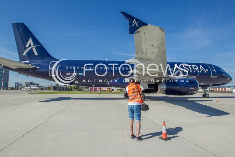  18.05.2015 LOTNISKO JASIONKA<br />ZDJECIE ILUSTRACYJNE<br />N/Z FOTOGRAF GRUPY EPRZ SPOTTERS I SAMOLOT AIRBUS A320-212 LINII LOTNICZYCH ASTRA AIRLINES NA PLYCIE POSTOJOWEJ LOTNISKA RZESZOW JASIONKA , REJESTRACJA SX-DIO<br /> 