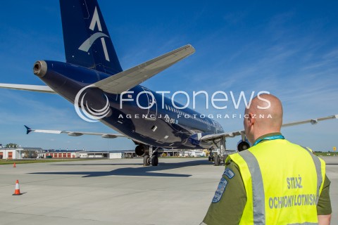  18.05.2015 LOTNISKO JASIONKA<br />ZDJECIE ILUSTRACYJNE<br />N/Z STRAZ OCHRONY LOTNISKA PRZY SAMOLOCIE<br /> 