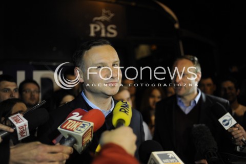 Nocna konferencja Andrzeja Dudy przed Sejmem w Warszawie