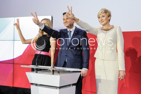  24.05.2015 WARSZAWA<br />WIECZOR WYBORCZY ANDRZEJA DUDY W REDUCIE BANKU POLSKIEGO W WARSZAWIE<br />N/Z ANDRZEJ DUDA , AGATA KORNHAUSER ( ZONA ) , KINGA DUDA ( CORKA )<br /> 