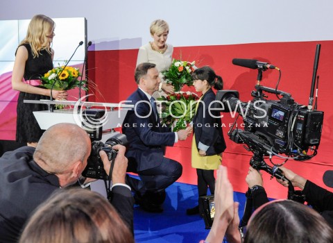  24.05.2015 WARSZAWA<br />WIECZOR WYBORCZY ANDRZEJA DUDY W REDUCIE BANKU POLSKIEGO W WARSZAWIE<br />N/Z ANDRZEJ DUDA , AGATA KORNHAUSER ( ZONA ) , KINGA DUDA ( CORKA )<br /> 